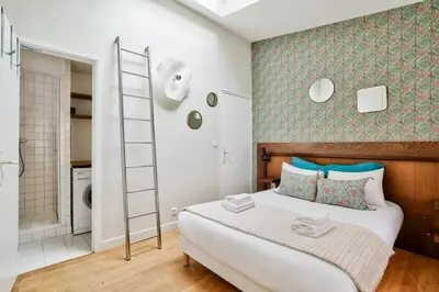 Un ou plusieurs lits dans un hébergement de l'établissement Stunning Parisian 1BR Flat 5 min from Montmartre