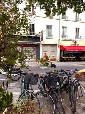 Vélo sur le terrain de l'établissement Stunning Parisian 1BR Flat 5 min from Montmartre ou dans les environs