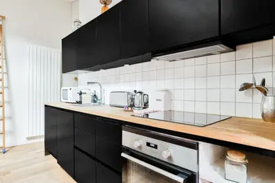 Cuisine ou kitchenette dans l'établissement Stunning Parisian 1BR Flat 5 min from Montmartre