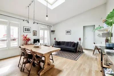Télévision ou salle de divertissement dans l'établissement Stunning Parisian 1BR Flat 5 min from Montmartre