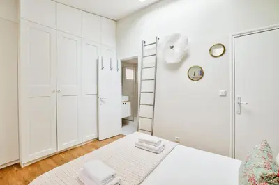 Un ou plusieurs lits dans un hébergement de l'établissement Stunning Parisian 1BR Flat 5 min from Montmartre