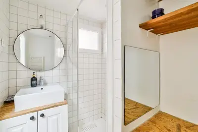 Salle de bains dans l'établissement Stunning Parisian 1BR Flat 5 min from Montmartre