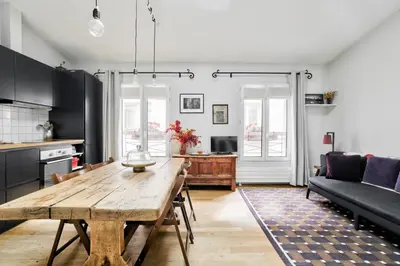 Coin salon dans l'établissement Stunning Parisian 1BR Flat 5 min from Montmartre