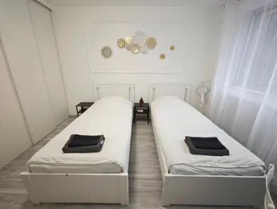 Un ou plusieurs lits dans un hébergement de l'établissement Opéra de Paris-6 Min Walk-Modern Apt 4 sleepe