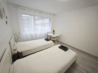Un ou plusieurs lits dans un hébergement de l'établissement Opéra de Paris-6 Min Walk-Modern Apt 4 sleepe