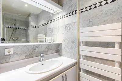Salle de bains dans l'établissement GuestReady - Bright stay for six near Montmartre.