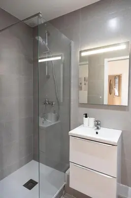 Salle de bains dans l'établissement Cosy et climatisé - Aux portes de Paris