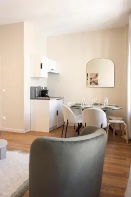 Cuisine ou kitchenette dans l'établissement Cosy et climatisé - Aux portes de Paris