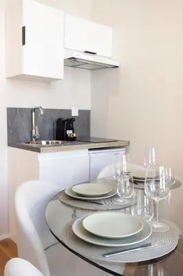 Cuisine ou kitchenette dans l'établissement Cosy et climatisé - Aux portes de Paris