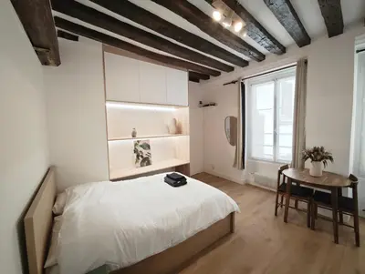Un ou plusieurs lits dans un hébergement de l'établissement Notre Dame 3-Min Walk-Elegant Studio