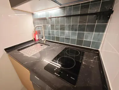 Cuisine ou kitchenette dans l'établissement Notre Dame 3-Min Walk-Elegant Studio