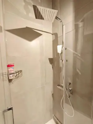 Salle de bains dans l'établissement Notre Dame 3-Min Walk-Elegant Studio