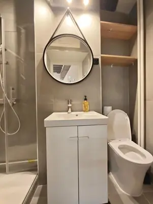 Salle de bains dans l'établissement Notre Dame 3-Min Walk-Elegant Studio