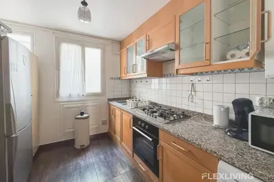 Cuisine ou kitchenette dans l'établissement Charming Room in shared 2-Bedroom Apartment in Paris 5