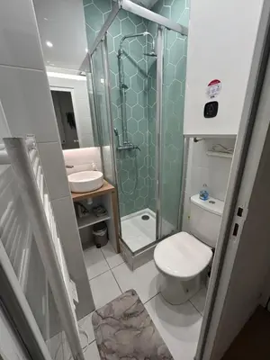 Salle de bains dans l'établissement Studio moderne proche de Paris