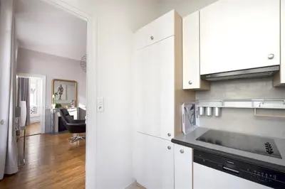 Cuisine ou kitchenette dans l'établissement Habitat Parisien - 1BR-1BA - Galeries Lafayette