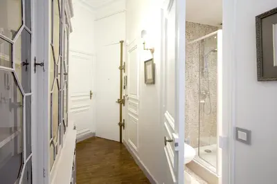 Salle de bains dans l'établissement Habitat Parisien - 1BR-1BA - Galeries Lafayette