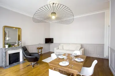 Télévision ou salle de divertissement dans l'établissement Habitat Parisien - 1BR-1BA - Galeries Lafayette