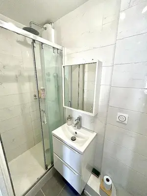 Salle de bains dans l'établissement Elegant Studio au coeur du 11eme arrondissement