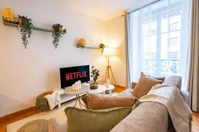 Télévision ou salle de divertissement dans l'établissement 4 Guests Flat - Place Monge