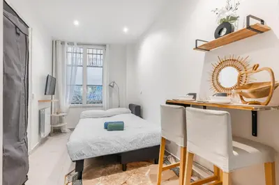 Un ou plusieurs lits dans un hébergement de l'établissement Montmartre - Studio Mid-Term at 5min-Sacré-Coeur