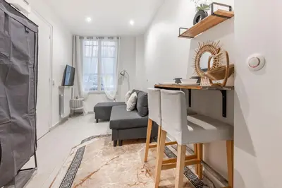 Télévision ou salle de divertissement dans l'établissement Montmartre - Studio Mid-Term at 5min-Sacré-Coeur