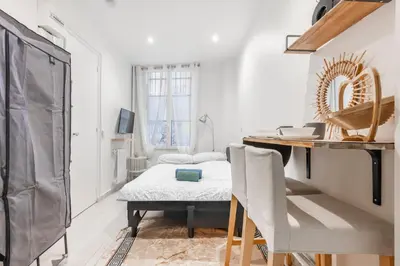 Un ou plusieurs lits dans un hébergement de l'établissement Montmartre - Studio Mid-Term at 5min-Sacré-Coeur