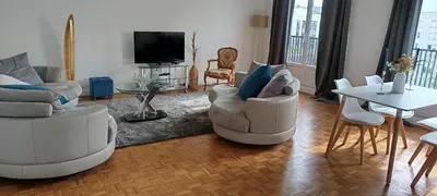 Télévision ou salle de divertissement dans l'établissement Cozy accommodation with balcony, close to Paris
