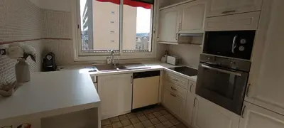 Cuisine ou kitchenette dans l'établissement Cozy accommodation with balcony, close to Paris
