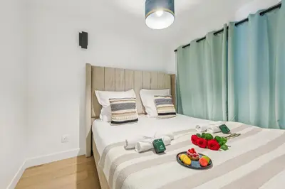 Un ou plusieurs lits dans un hébergement de l'établissement Lavie Maison jacuzzi Saint Germain