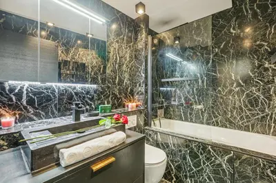 Salle de bains dans l'établissement Lavie Maison jacuzzi Saint Germain
