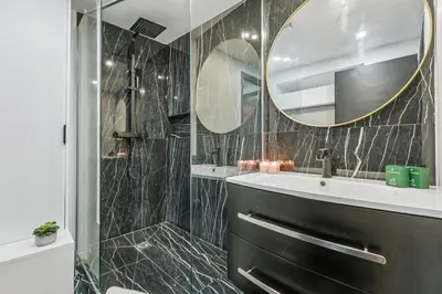 Salle de bains dans l'établissement Lavie Maison jacuzzi Saint Germain