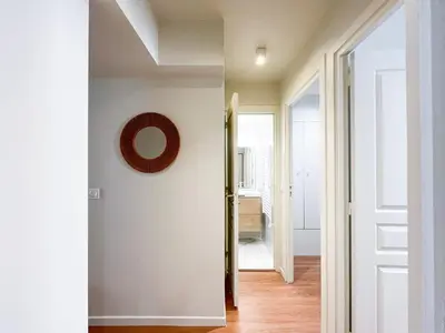 Un ou plusieurs lits dans un hébergement de l'établissement UrbanFlat 03 - 4 Bedroom Apartment in Center of Paris