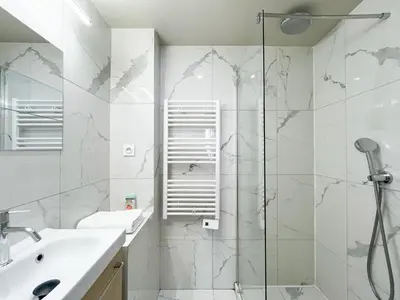 Salle de bains dans l'établissement UrbanFlat 03 - 4 Bedroom Apartment in Center of Paris