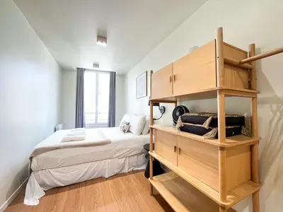 Un ou plusieurs lits dans un hébergement de l'établissement UrbanFlat 03 - 4 Bedroom Apartment in Center of Paris