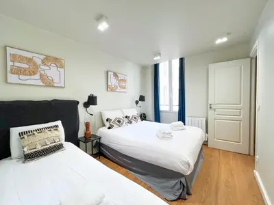 Un ou plusieurs lits dans un hébergement de l'établissement UrbanFlat 03 - 4 Bedroom Apartment in Center of Paris