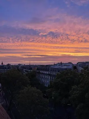 Lever ou coucher de soleil vu de le séjour chez l'habitant ou à proximité