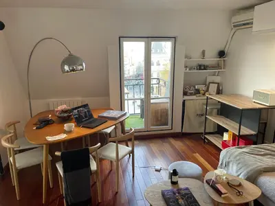Cuisine ou kitchenette dans l'établissement Eiffel Tower View Apartment