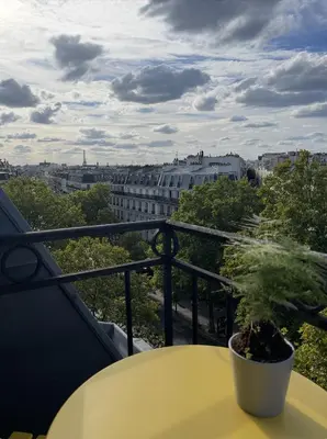 Balcon ou terrasse dans l'établissement Eiffel Tower View Apartment