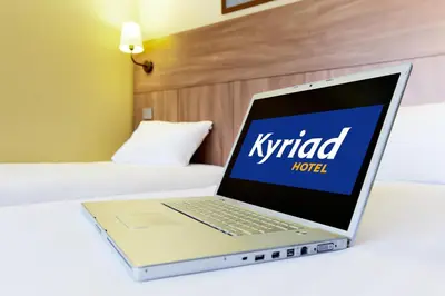 Télévision ou salle de divertissement dans l'établissement Kyriad Paris 12 - Nation