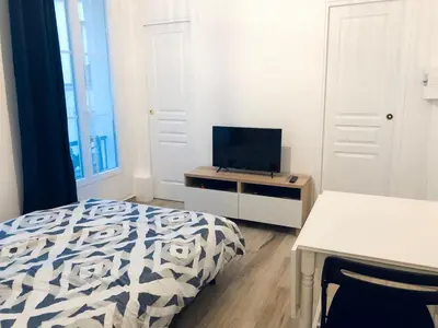 Télévision ou salle de divertissement dans l'établissement Appartement moderne & cosy au cœur de Paris