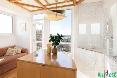 Coin salon dans l'établissement Raspail 6 - LB - Studio with Eiffel Tower view in heart of 7e arrondissement