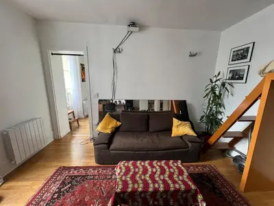 Coin salon dans l'établissement Very nice and cosy appartment in Belleville
