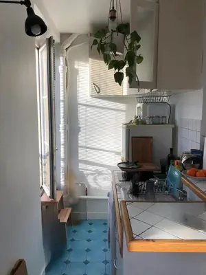 Cuisine ou kitchenette dans l'établissement Very nice and cosy appartment in Belleville