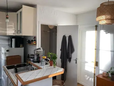 Cuisine ou kitchenette dans l'établissement Very nice and cosy appartment in Belleville