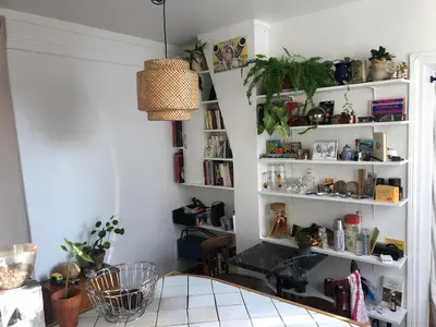 Bibliothèque dans l'appartement