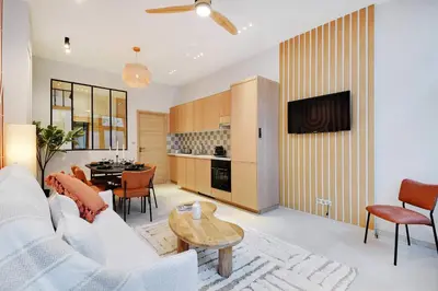 Télévision ou salle de divertissement dans l'établissement Modern flat - 2 bedrooms 7 people - Montmartre
