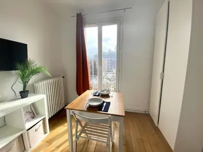 Télévision ou salle de divertissement dans l'établissement New 341 Suite Alfred - Cosy Apartment Paris Center