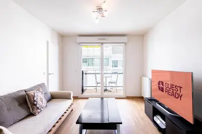Télévision ou salle de divertissement dans l'établissement GuestReady - Charming flat with terrace near Paris