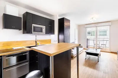 Cuisine ou kitchenette dans l'établissement GuestReady - Charming flat with terrace near Paris